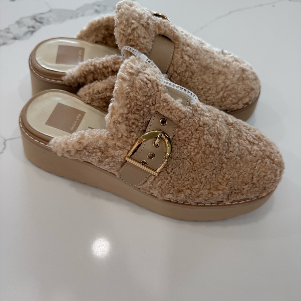 Dolce Vita
Lelani Plush Clogs size 8-new without box